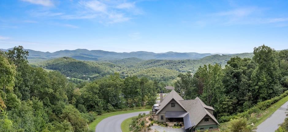 Southcliff home overlooking mountains